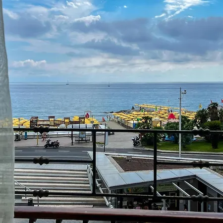 Splendido Con Vista Mare Su Piazza Dante Varraze