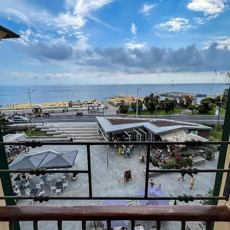 Lägenhet Splendido Con Vista Mare Su Piazza Dante